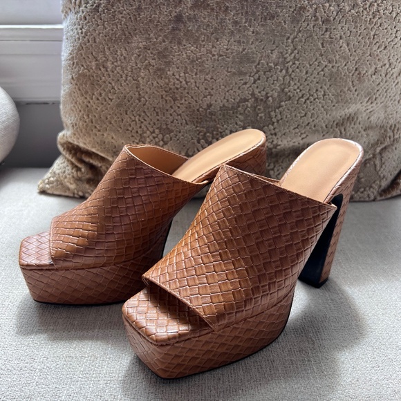 LEATHER PLATFORM SANDALS - Picture 1 of 6